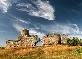 Ruínas do castelo na vila de Chornokozyntsi, região de Khmelnitski, Ucrânia (definição 4 510 × 3 250)