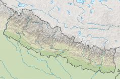 Mapa konturowa Nepalu, blisko centrum na prawo znajduje się owalna plamka nieco zaostrzona i wystająca na lewo w swoim dolnym rogu z opisem „Gosainkund”