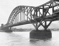 Puente Ludendorff en Remagen, mostrando daños antes del colapso durante la batalla de Remagen