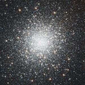 HSTで撮像された球状星団M2。