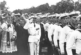 Ганс Лангсдорф, німецькі міністри і команда корабля на похованні загиблих у битві моряків.