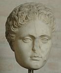 Kepala seorang wanita yang dipamerkan di Glyptothek di München, "kemungkinan" adalah salinan dari patung Sapfo karya Silanion dari abad keempat SM.
