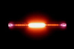 Хелий – безцветен газ при нормални условия; поставен в силно електрическо поле, излъчва оранжева светлина