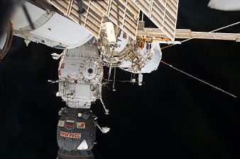 El cosmonauta Alexander Misurkin (arriba en el centro), participa en una actividad extravehicular cerca del módulo Pirs.