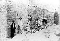 Tomàs de Rocabertí i acompanyants durant la reconstrucció ~1898. Castell de Requesens (Alt Empordà)
