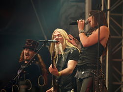 Nightwish на Tuska Open Air у 2013 році. Зліва направо: Туомас Голопайнен, Марко Гієтала, Флор Янсен