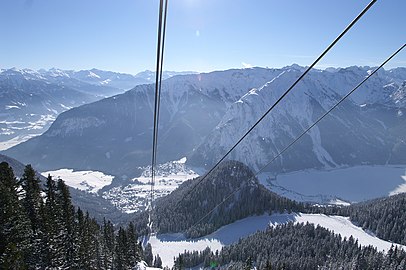 Bärenkopf mit schneebärigem Rücken hoch zum Gipfel und Maurachkopf am See. Stanser Joch oberhalb des Inntals bei Stans in Tirol