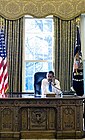 Obama's first day in office/Primer día de gestión, en la Oficina Oval