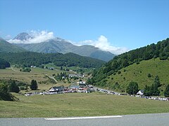 La station de Payolle et vue sur le pic du Midi de Bigorre (2 876 m).