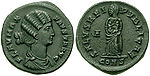 Till vänster: Mynt med bild på Faustas huvud. Till höger: Fausta håller i famnen sönerna Konstantin II och Constantius II.