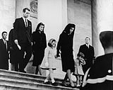 President John F. Kennedys begravning den 25 november 1963, tre dagar efter mordet. Från vänster: skådespelaren Peter Lawford, brodern Robert F. Kennedy med hustrun Ethel och änkan Jacqueline Kennedy som leder sina barn Caroline och John F. "John John" Jr.