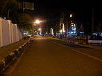 Jalanan kota Tenggarong pada malam hari.