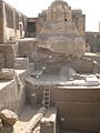 Izkopanine v Zabidu - vidne so letnice posameznega dela zgradb