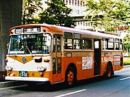 日産ディーゼル4R94(1969年式) 179　1985年3月6日廃車 神奈川中央交通からの譲受車。 一大勢力を誇った本型式は、神奈中からの譲受車を加えると述べ60台が導入された[注釈 10]。新製購入車とは正面方向指示器、屋上ベンチレーター形状、側面方向幕位置等が異なる。1978年11月16日購入の本車は神奈中仕様の後ヒンジ式前扉のまま使用された異端車である。
