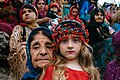 نگاره‌ای از یک دخترک کرد و مادربزرگش در جشن نوروز روستای بیساران