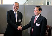 Chủ tịch nước Nguyễn Minh Triết bắt tay với Tổng thống Philippines Benigno Simeon Aquino III tại trụ sở Liên hợp quốc