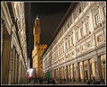 Die Uffizien bei Nacht, im Hintergrund Palazzo Vecchio