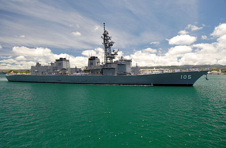 Japonya'nın Deniz Öz Savunma Kuvvetleri'ne bağlı Murasame sınıfı refakat gemisi (muhrip)'nin beşinci gemisi Inazuma (DD-105) Pearl Harbor deniz üssünün iskelesine giderken. (Oahu, Hawaii, 29 Mayıs 2007). (Üreten: James E. Foehl, USN)
