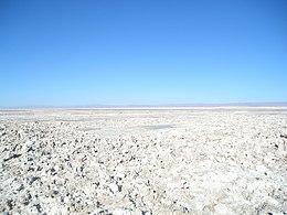 Ein auffälliges Land­schafts­element in der Atacama sind die zahl­reichen Salzwüsten, wie der Salar de Atacama.