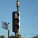 Kollektivtrafik i egen fil. Signalbild S - "Stopp". Pribuss-symbolen högst upp.