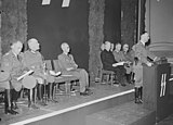 Himmler taler under edsavleggelsen for norske SS, 22. mai 1941. Redieß helt til venstre, Quisling i mørkt antrekk bak Himmler.