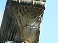 עמוד עם תבליט מנורה מבית הכנסת העתיק באוסטיה