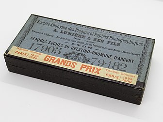 Boîte de plaques photographiques au gélatino-bromure d'argent, commercialisée au début du XXe siècle par la société Antoine Lumière et ses fils. (définition réelle 3 648 × 2 736)