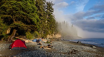 Acampamento na Mystic Beach, Ilha Vancouver, Canadá. (definição 5 036 × 2 757)