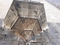 Napoli, Maschio Angioino, decorazioni in stile gotico-rinascimentale (verso il 1450-60) presenti sotto il balconcino di re Ferrante.