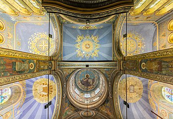 Vista do teto da catedral ortodoxa búlgara Dormição de Maria em Varna, Bulgária. (definição 8 135 × 5 628)