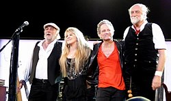 Fleetwood Mac koncert 2009. március 3-án Saint Paulban (USA, Minnesota), balról jobbra: John McVie, Stevie Nicks, Lindsey Buckingham, Mick Fleetwood
