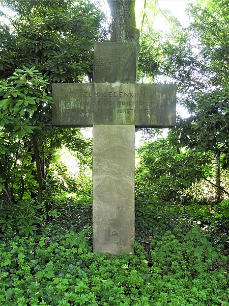 File:Solingen-Gräfrath, Parkfriedhof, Grabkreuz für polnische Zwangsarbeiter.jpg