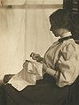 Vrouw aan het borduren met een borduurring, foto door Mathilde Weil