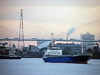 名古屋港へ入港するタンカーと名港トリトン（名港西大橋）