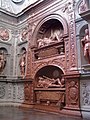 Параклисът на Сигизмунд: Гробница на основателя на параклиса Зигмунт I Стари и на сина му Зигмунт II Август.