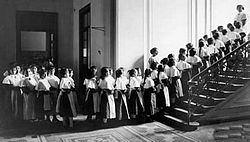 Öğrenci ve öğretmenler, 1902