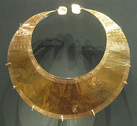 lunule en or, un type d'ornement produit dans les îles britanniques à l'âge du bronze, en particulier en Irlande. Cet exemple, probablement réalisé entre 2 400 et 2 000 avant J.C., a été trouvé à Blessington, dans l'est de l'Irlande. British Museum