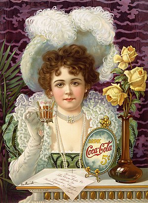 Coca Cola içen süslü kıyafetli kadın