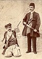 تصویری از پوشش مرد کرد (سمت چپ) در ارومیه سال ۱۸۹۴ میلادی[۲۱۹]