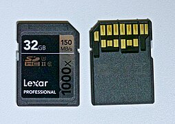 Vorder- und Kontaktseite einer 32GB SDXC UHS-II/U3-SD-Karte