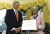 Den 83-åriga medborgarrättskämpen Rosa Parks mottar "The Presidential Medal of Freedom" från president Bill Clinton i Vita huset 1996.
