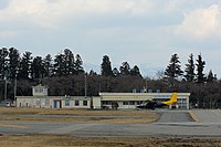 空港ターミナルビルと駐機中の新日本航空BN-2。 （2012年撮影）
