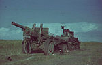 Một chiếc xe tăng BT của quân đội Liên Xô kéo theo một khẩu pháo M-3 bị bỏ lại trên chiến trường.