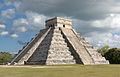 Fotografia de la Piramida de Kukulcán, lo simbòl arquitecturau de Chichén Itzá en 2008.