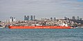 31. Az Aegean Harmony olajszállító tartályhajó a Boszporusznál, a hátterében Beşiktaş (Isztambul, Törökország) (javítás)/(csere)
