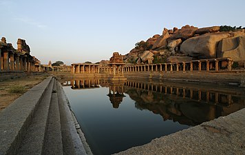 Бассейн с мандапами храма Кришны (Хампи, Карнатака)