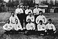 L'équipe de France USFSA, en mars 1904 au Parc des Princes[15]. Verlet est debout à droite.