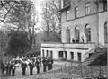 Musikkapelle des Lauenburger Jäger-Bataillons vor Fürst Bismarck konzertierend am Morgen seines 80. Geburtstags