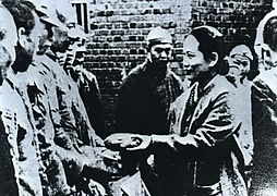 Soong Ching-ling visited soldiers in چونگکینگ during the دوسری چین-جاپانی جنگ