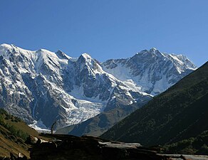 Georgiens högsta berg Sjchara